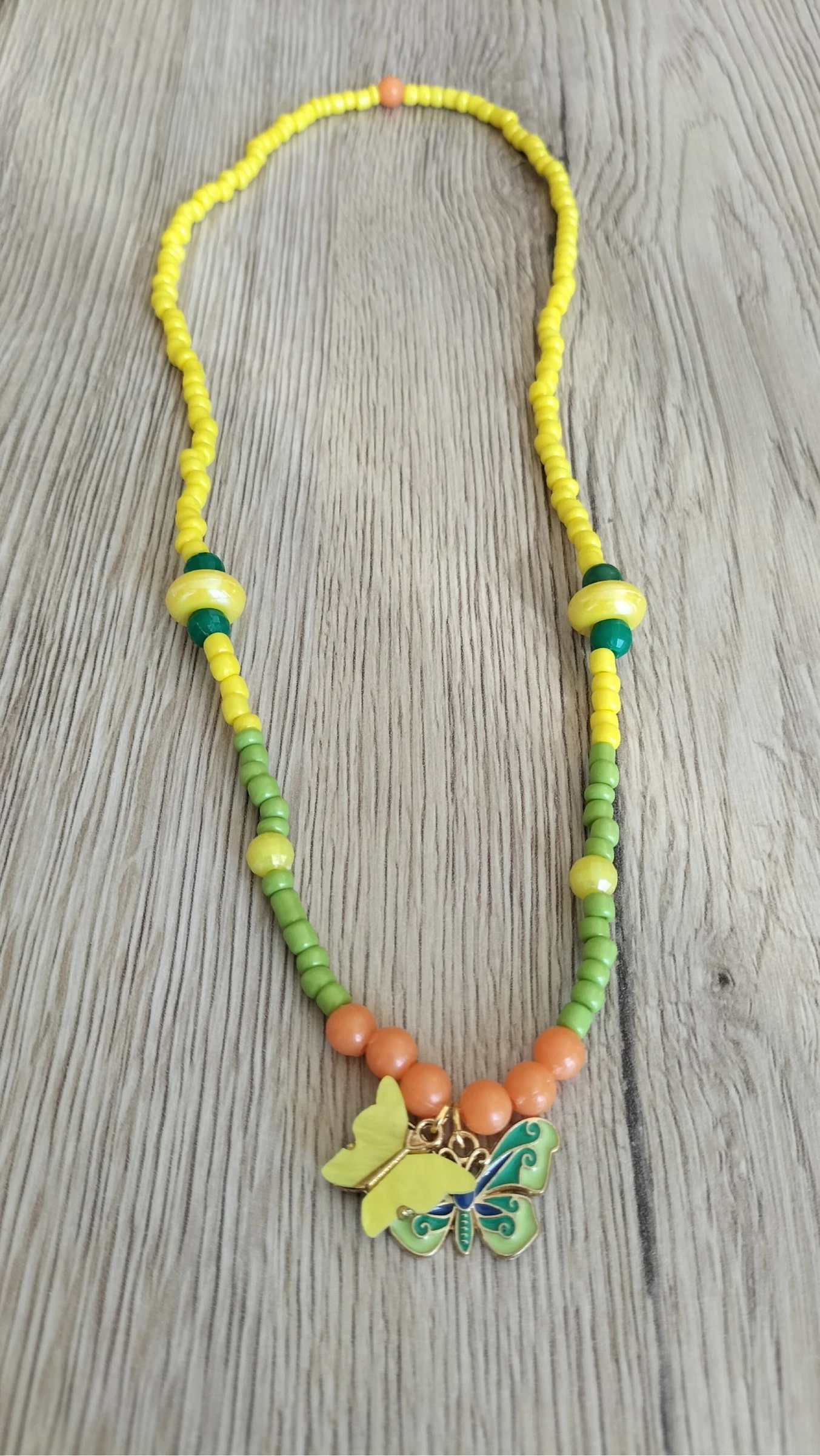 Collier à perles avec charms papillons 